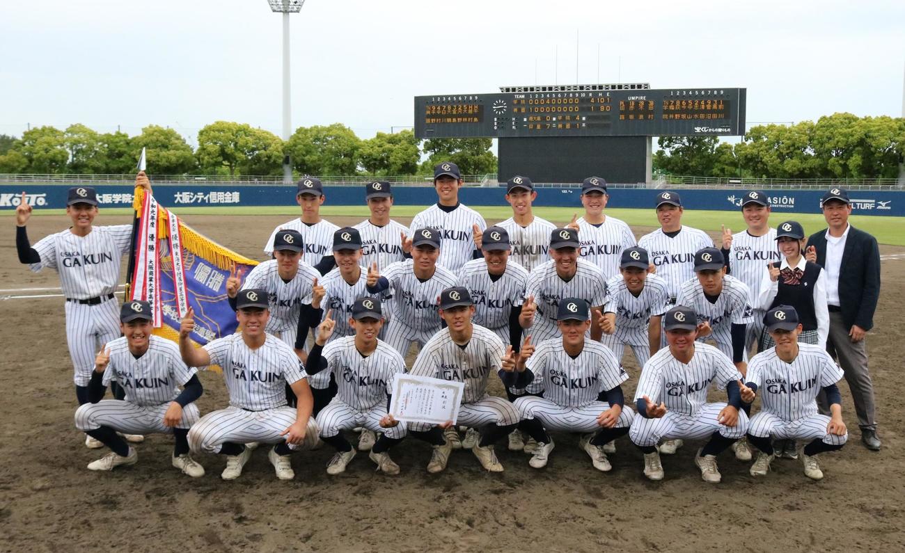 大院大高対興国　大院大高ナインは初優勝が決まり笑顔を見せる（撮影・林亮佑）＝2024年5月12日、大阪シティ信用金庫スタジアム
