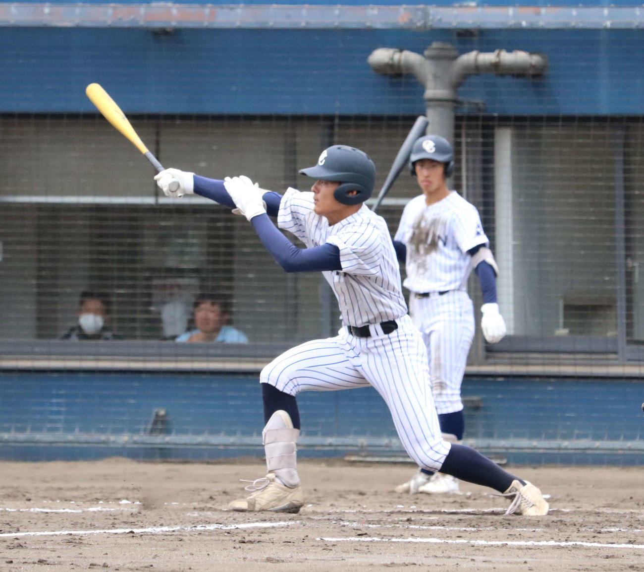 大院大高対興国　4回表大院大高1死二塁、今坂は右適時打を放つ（撮影・林亮佑）