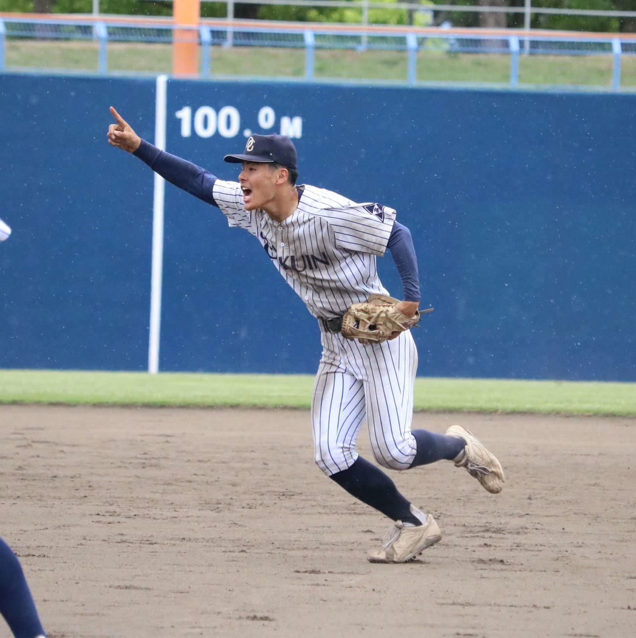 大院大高対興国　初優勝が決まり指を突き上げる大院大高・今坂（撮影・林亮佑）