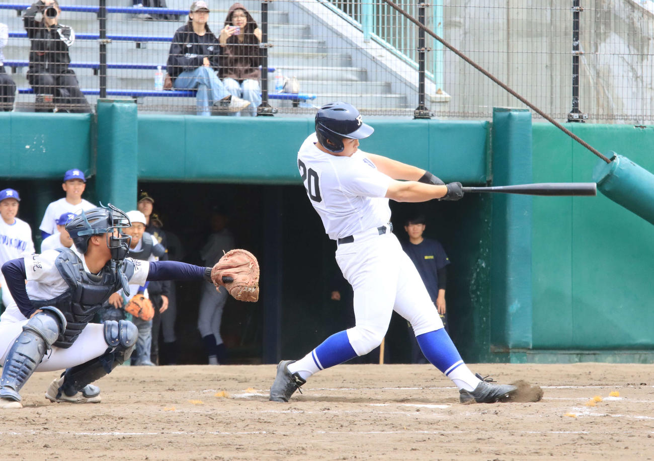 延長10回1死二、三塁、サヨナラ犠飛を放つ札幌龍谷学園の米田（撮影・保坂果那）