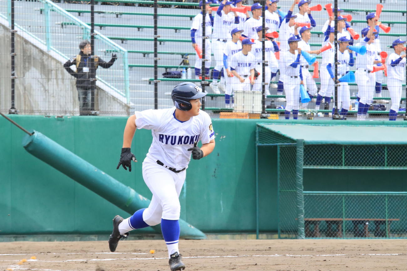 延長10回1死二、三塁、サヨナラ犠飛を放った札幌龍谷学園の米田（撮影・保坂果那）