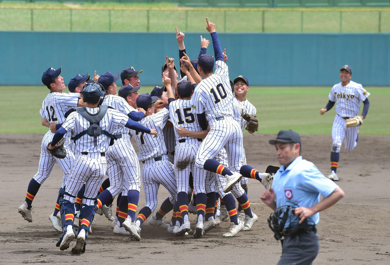 帝京長岡対日本文理　歓喜の輪に遅れて参加する帝京長岡・茨木（右端）