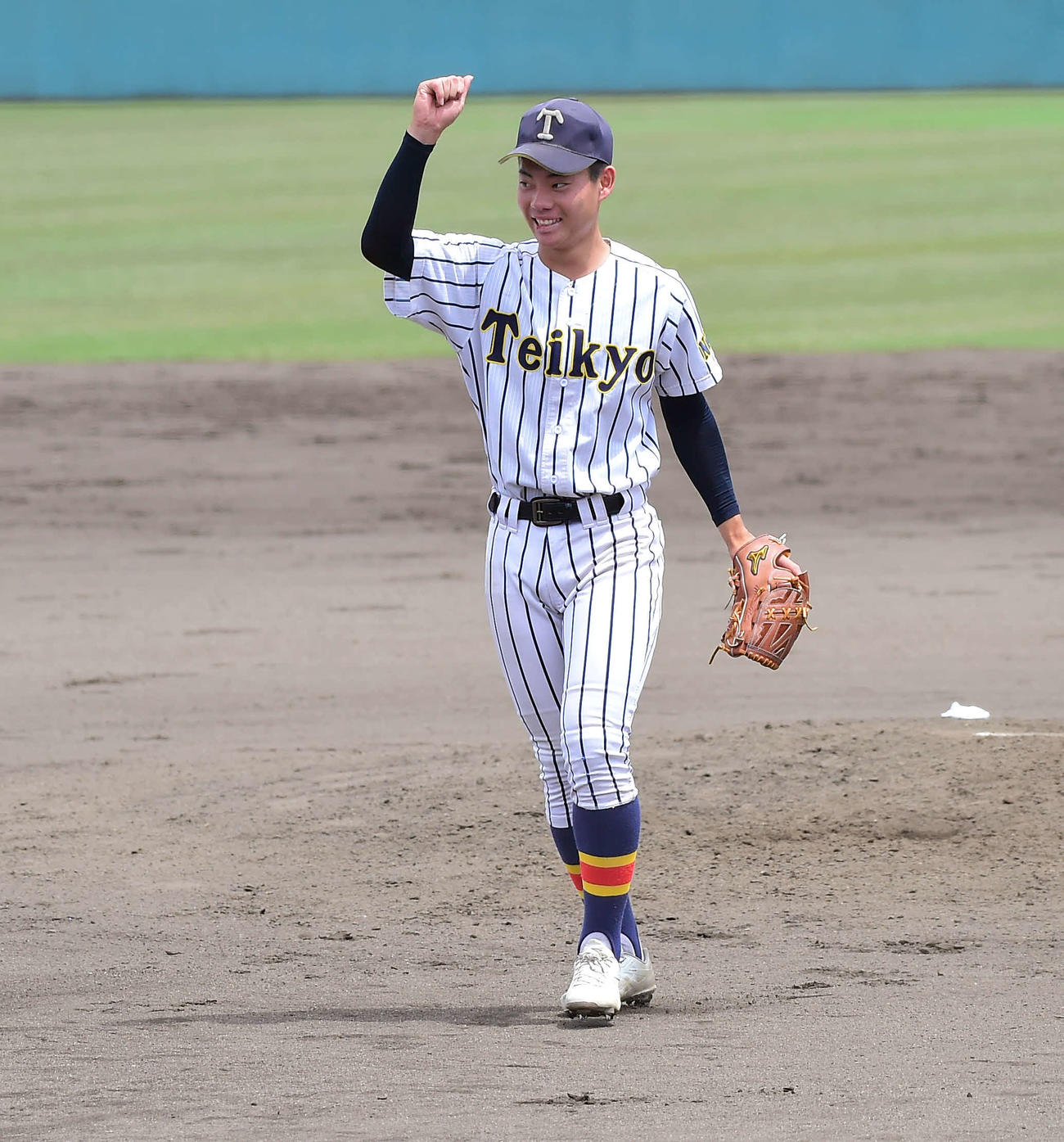 帝京長岡対日本文理　9回2死、最後の打者を遊ゴロに打ち取り、ガッツポーズをする帝京長岡・小林