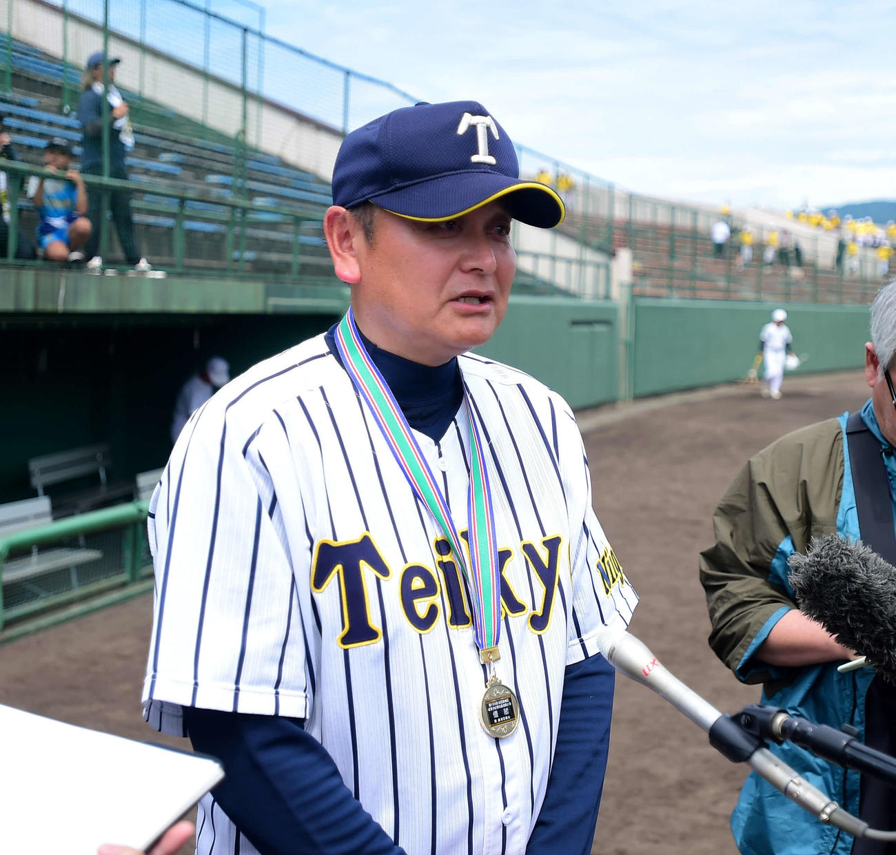 帝京長岡対日本文理　表彰式後、取材に応じる帝京長岡の芝草監督