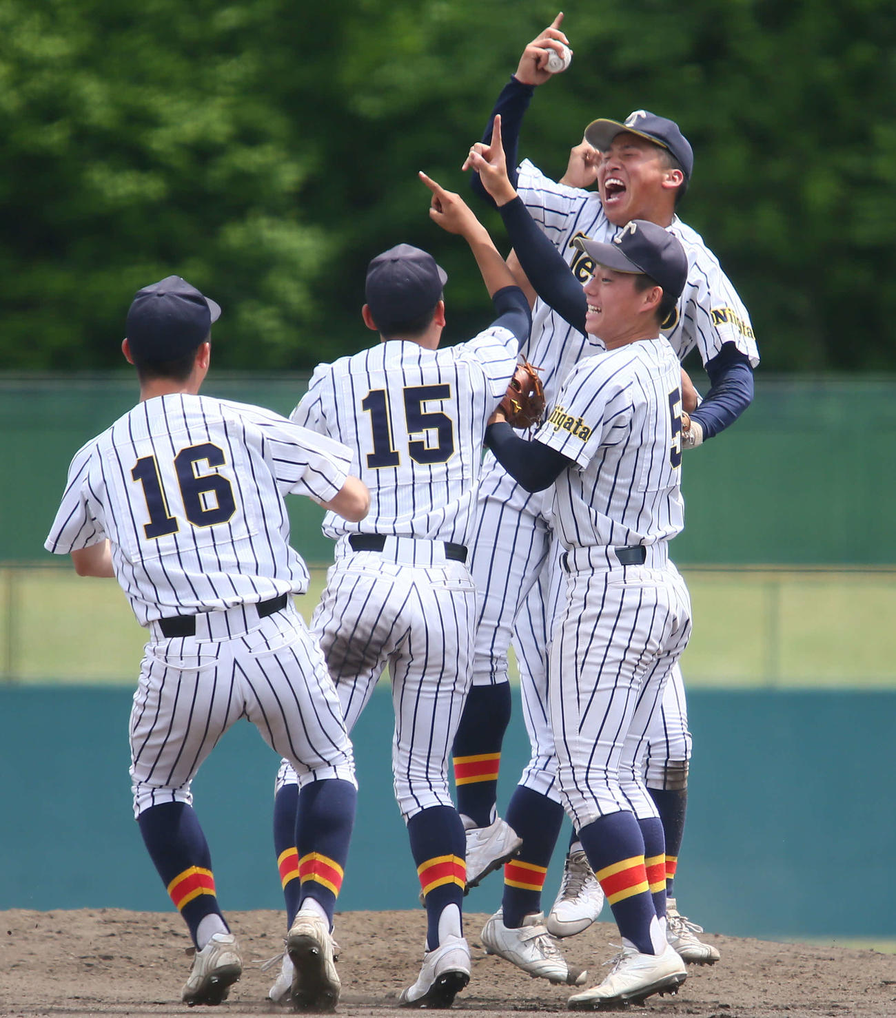 帝京長岡対日本文理　喜びのかたまりの最初の輪を作る帝京長岡。右下は完投した小林真大