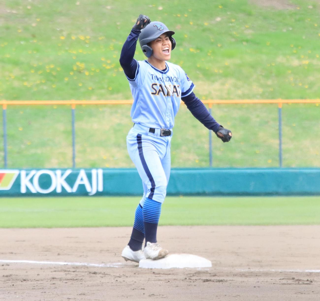 5回2死満塁で逆転3点適時三塁打を放ち、塁上でガッツポーズする酪農学園大とわの森三愛の出雲崎（撮影・保坂果那）