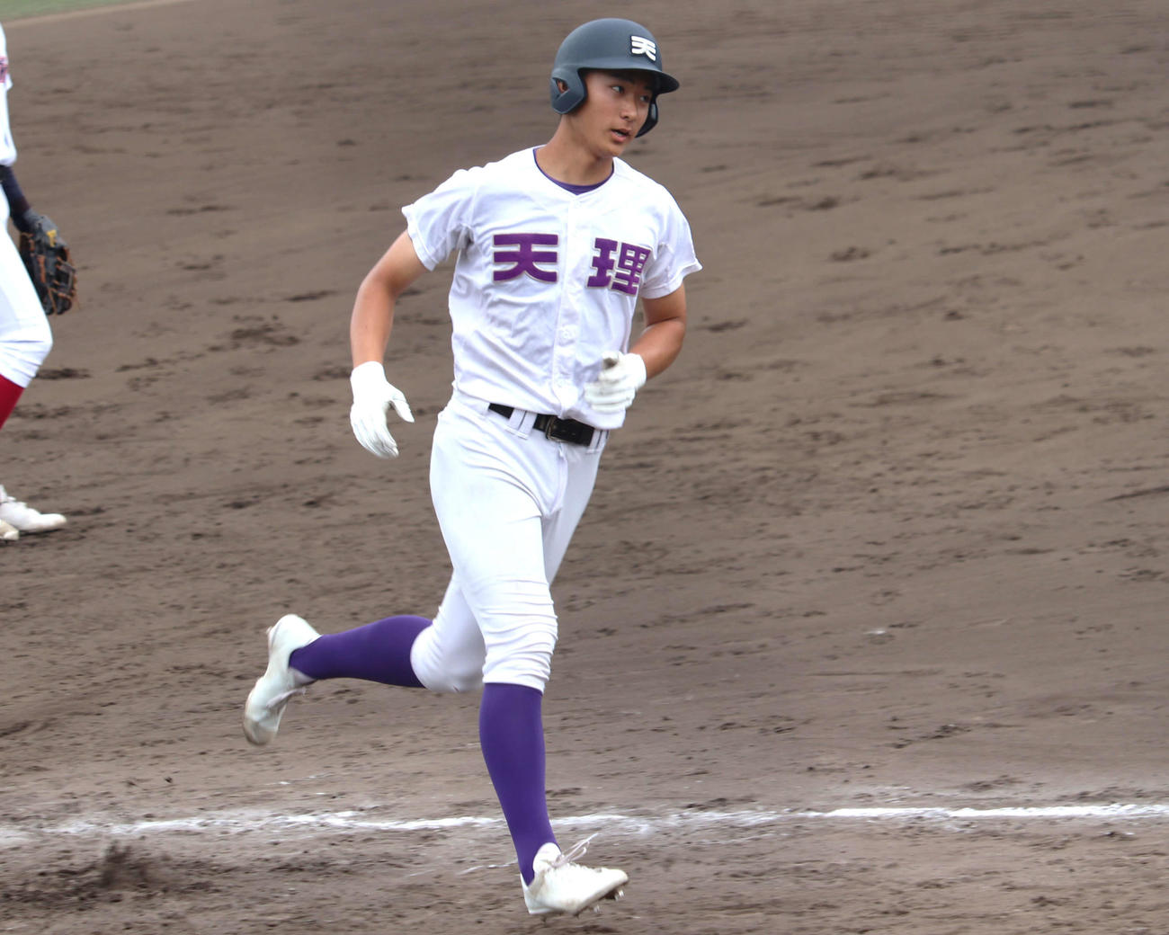天理対橿原　本塁打を放ちベースを回る天理・大谷汰一