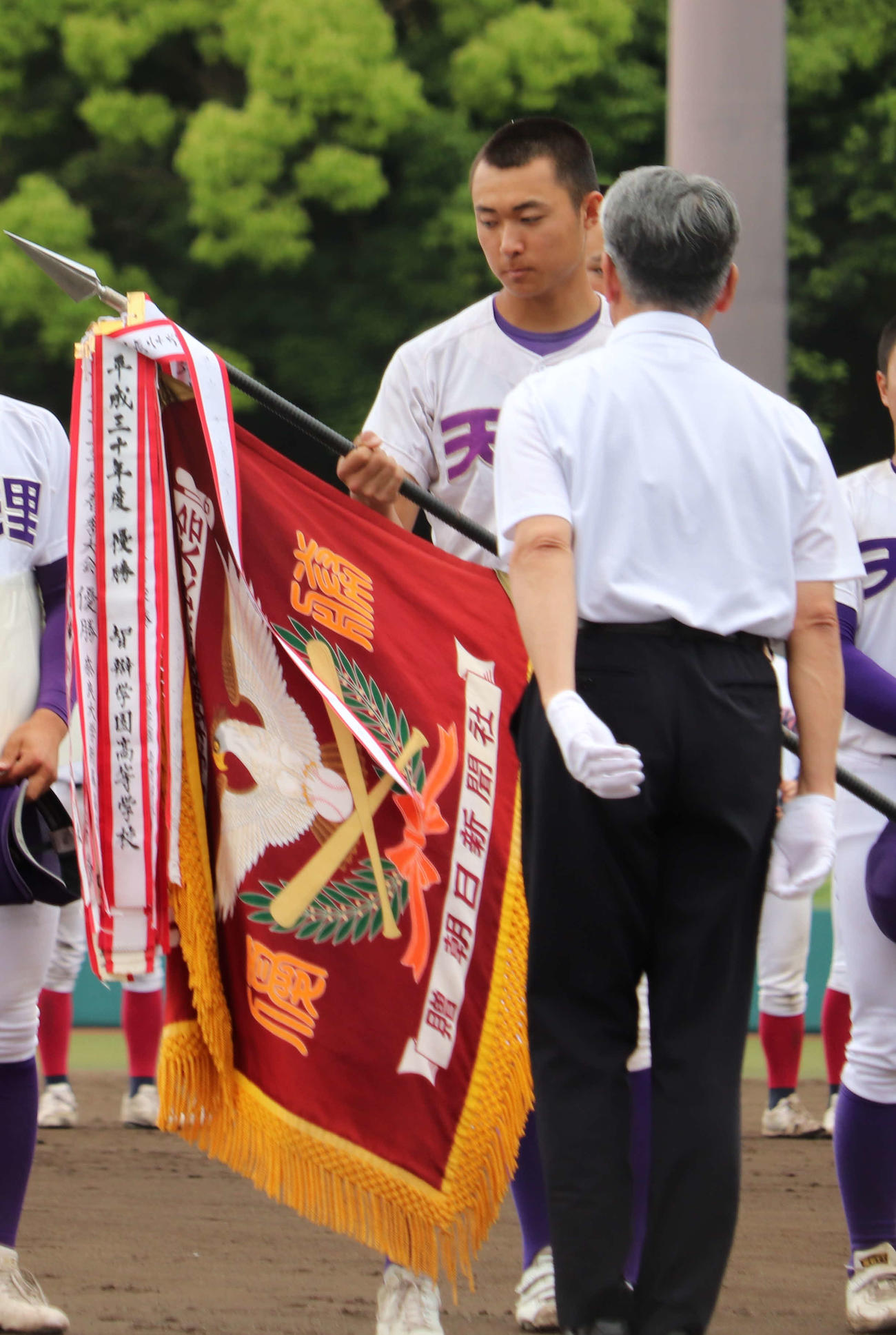 天理対橿原　春季奈良大会を制し優勝旗を受け取る天理主将の大谷汰一