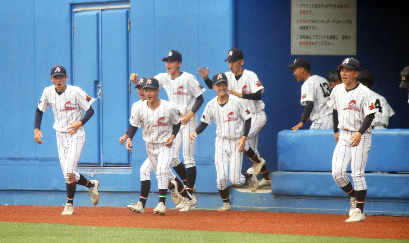 柴田対石巻工　大逆転勝利を喜ぶ柴田ナイン（撮影・木村有優）