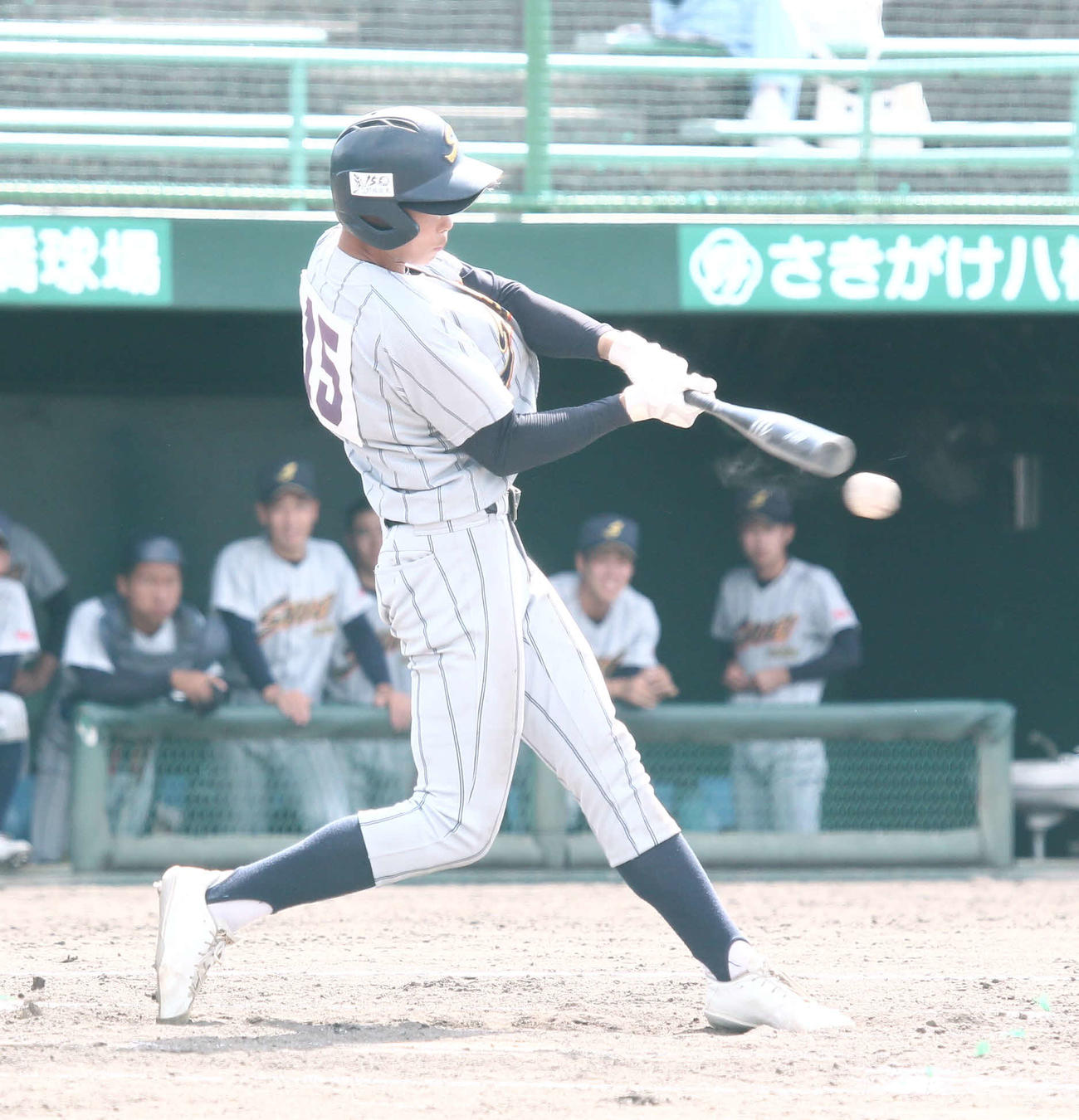 5回表1死一、二塁、阿部がタイムリーヒットを放つ