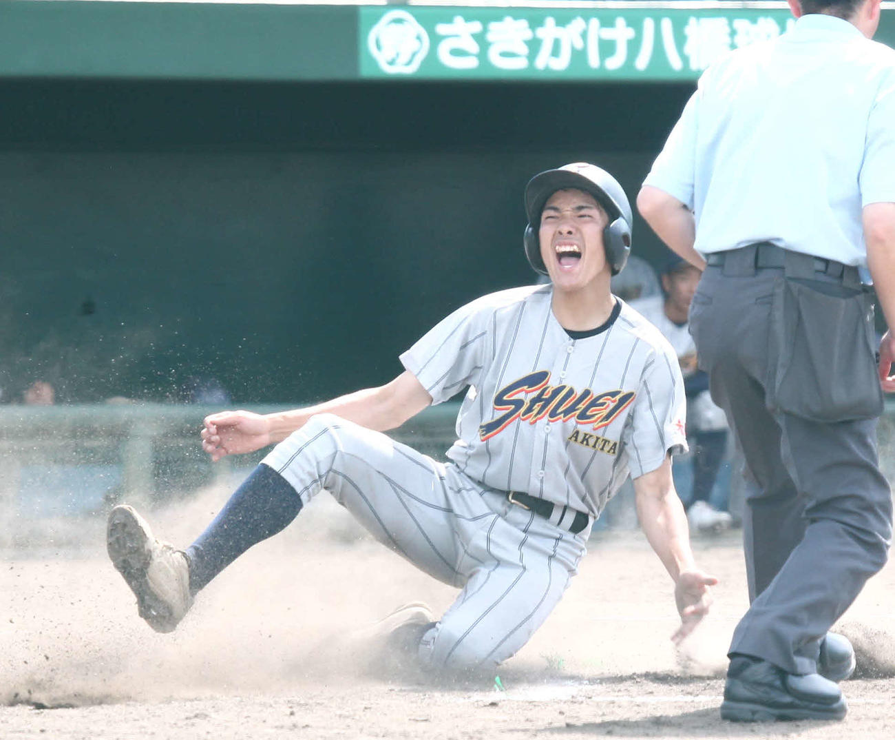 5回、秋田修英の加藤は、阿部のタイムリーでホームにすべり込み雄たけびを上げる