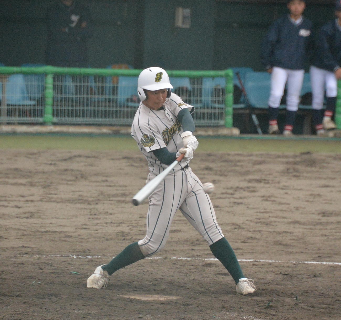 鶴岡東対新庄東　4回1死満塁、右中間を抜ける3点適時三塁打を放つ鶴岡東・酒井（撮影・濱本神威）