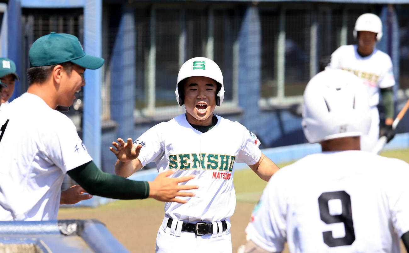 東海大相模対専大松戸　1回裏専大松戸1死満塁、水谷（右手前）の先制犠飛で生還した土田（中央）は笑顔でハイタッチ（撮影・浅見桂子）