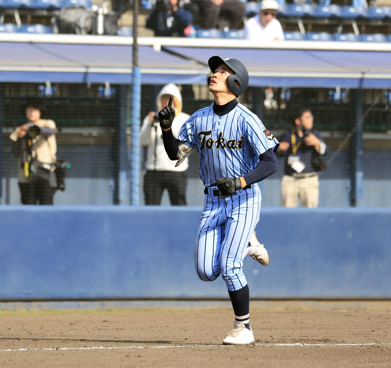 東海大相模対専大松戸　7回表東海大相模1死一、三塁、金本は右越え3点本塁打を放ち、天を指差し生還する（撮影・浅見桂子）