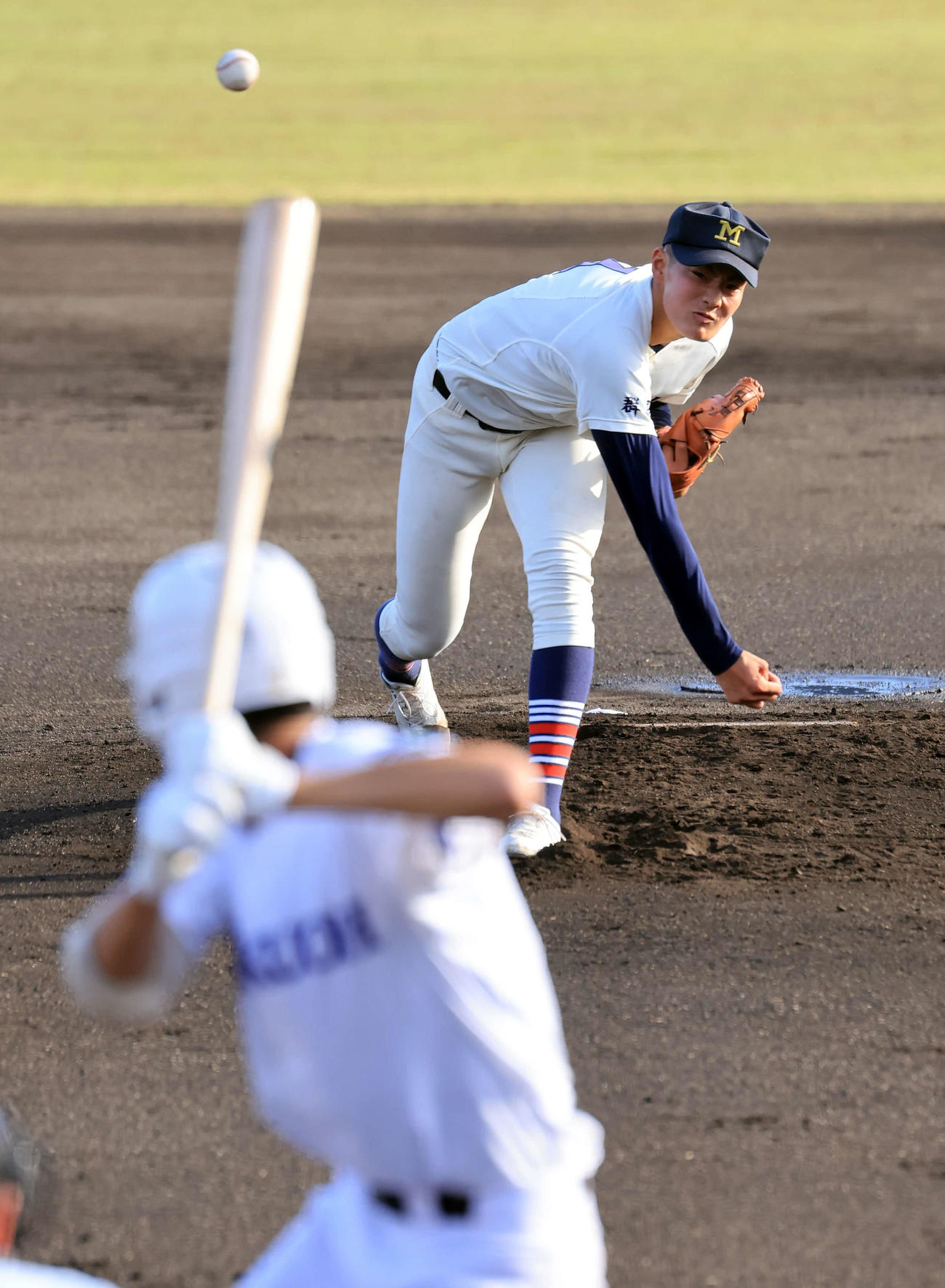 前橋商対白鴎大足利　1回裏白鴎大足利無死、打者松浦に投げ込む清水（撮影・浅見桂子）