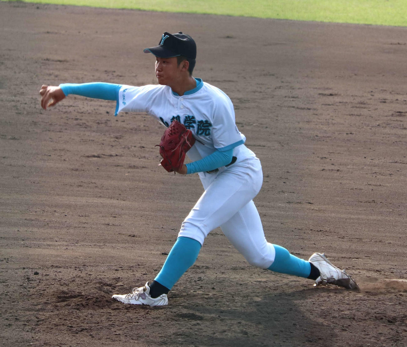 山梨学院対東海大菅生　4番手で登板したエースの山梨学院・桜田（撮影・佐瀬百合子）