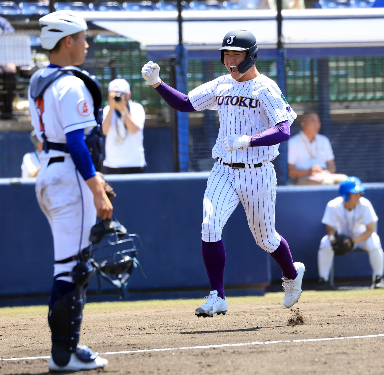 鹿島学園対樹徳　2回裏樹徳1死二塁、尾崎の先制適時二塁打でガッツポーズで生還する北爪（撮影・浅見桂子）