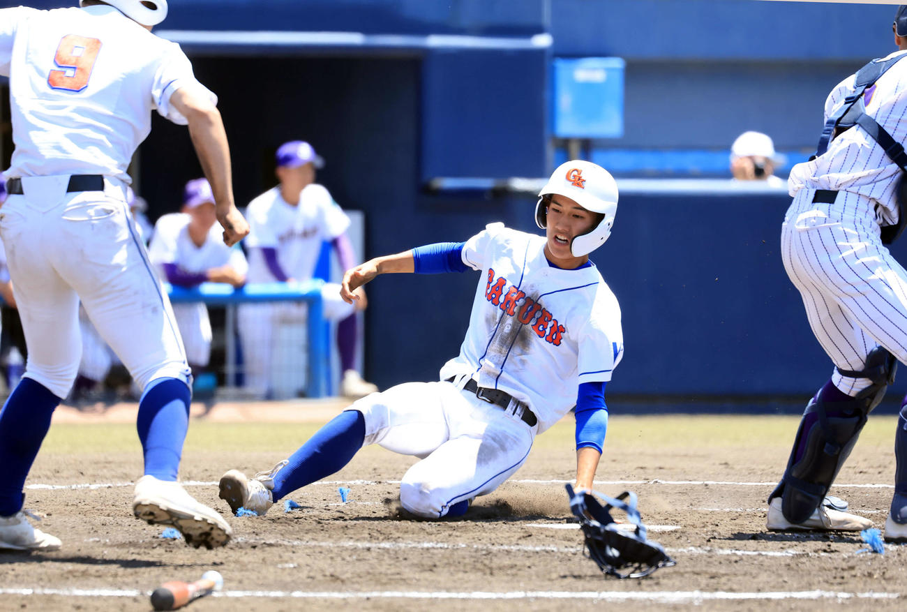 鹿島学園対樹徳　3回表鹿島学園1死満塁、諸徳寺の逆転適時打で生還する稲垣（中央）（撮で影・浅見桂子）