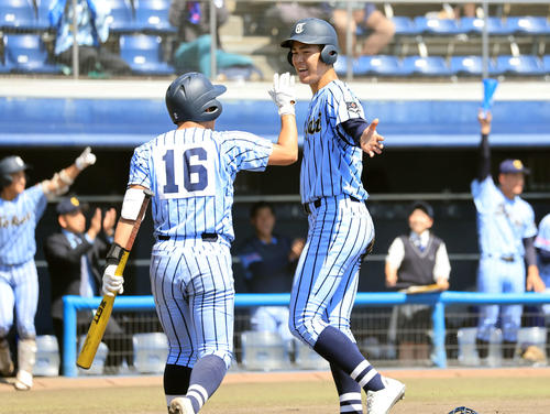 東海大相模対専大松戸　2回表無死三塁、和田の中犠飛で生還した長尾（右）は笑顔（撮影・浅見桂子）