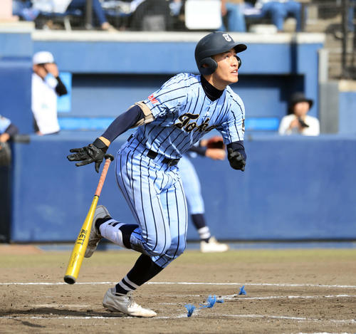 東海大相模対専大松戸　7回表東海大相模1死一、三塁、金本は右越え3点本塁打を放つ（撮影・浅見桂子）