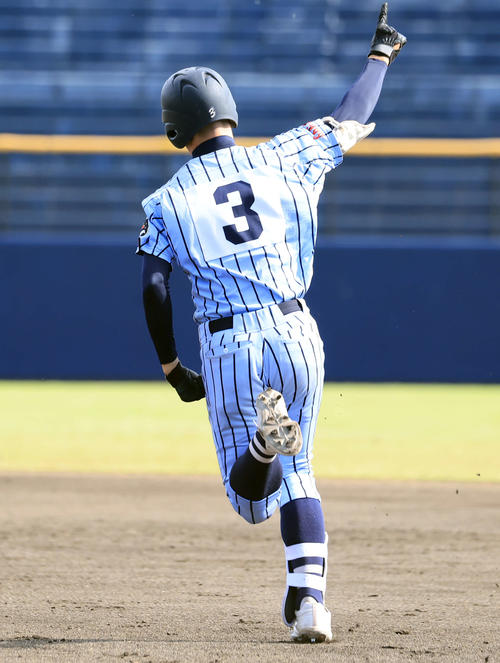 東海大相模対専大松戸　7回表東海大相模1死一、三塁、金本は右越え3点本塁打を放ち、指を突き上げ一塁を回る（撮影・浅見桂子）