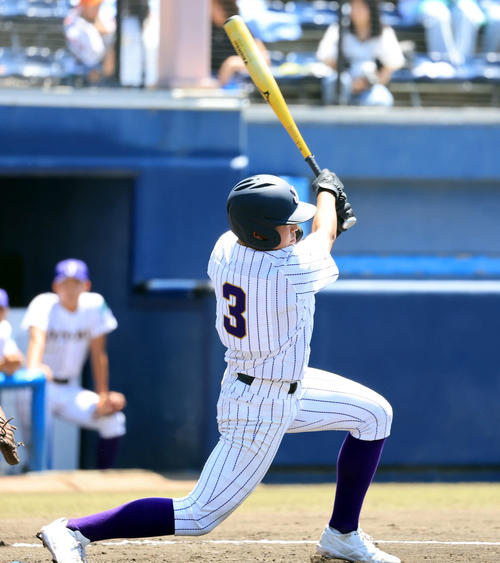 鹿島学園対樹徳　2回裏樹徳1死二塁、尾崎は先制適時二塁打を放つ（撮影・浅見桂子）