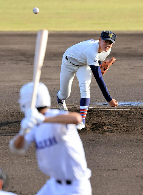 前橋商対白鴎大足利　1回裏白鴎大足利無死、打者松浦に投げ込む清水（撮影・浅見桂子）