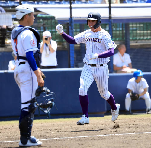 鹿島学園対樹徳　2回裏樹徳1死二塁、尾崎の先制適時二塁打でガッツポーズで生還する北爪（撮影・浅見桂子）