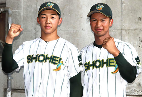 武相対昌平　初回3ラン＆6回2ランで2発の昌平・山根（左）と5回ソロの桜井（撮影・佐瀬百合子）