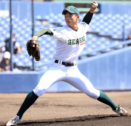 東海大相模対専大松戸　力投する専大松戸先発の八津（撮影・浅見桂子）