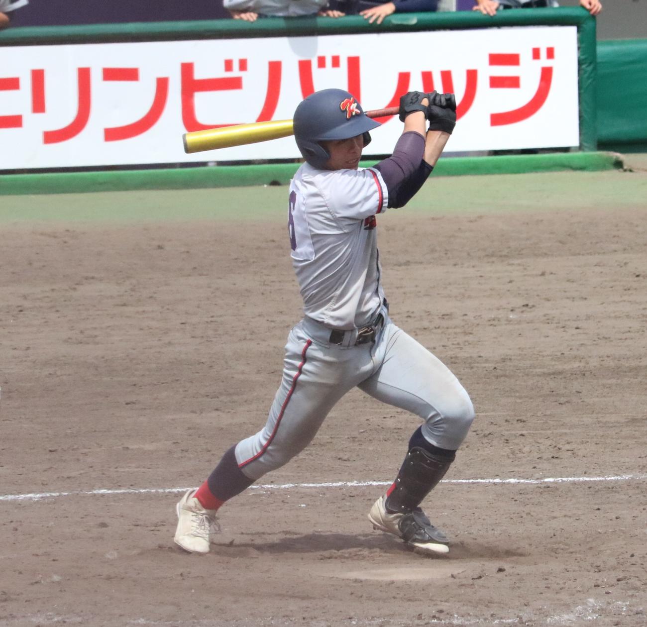 京都国際対京都両洋　5回裏1死二塁、京都国際の藤本陽毅内野手（3年）が右前適時打を放つ（撮影・林亮佑）