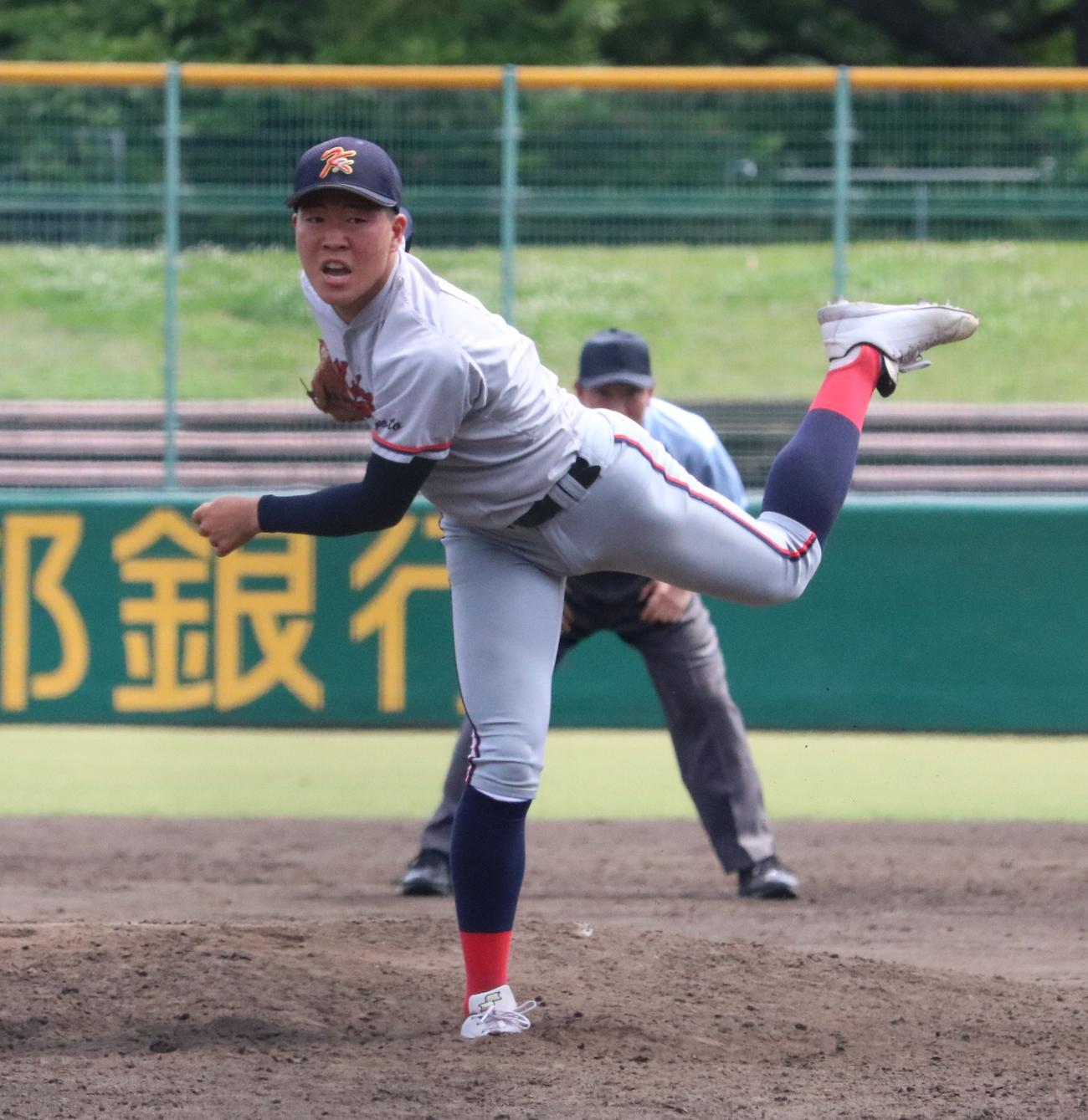 京都国際対京都両洋　京都国際の中崎琉生投手（3年）が力投する（撮影・林亮佑）