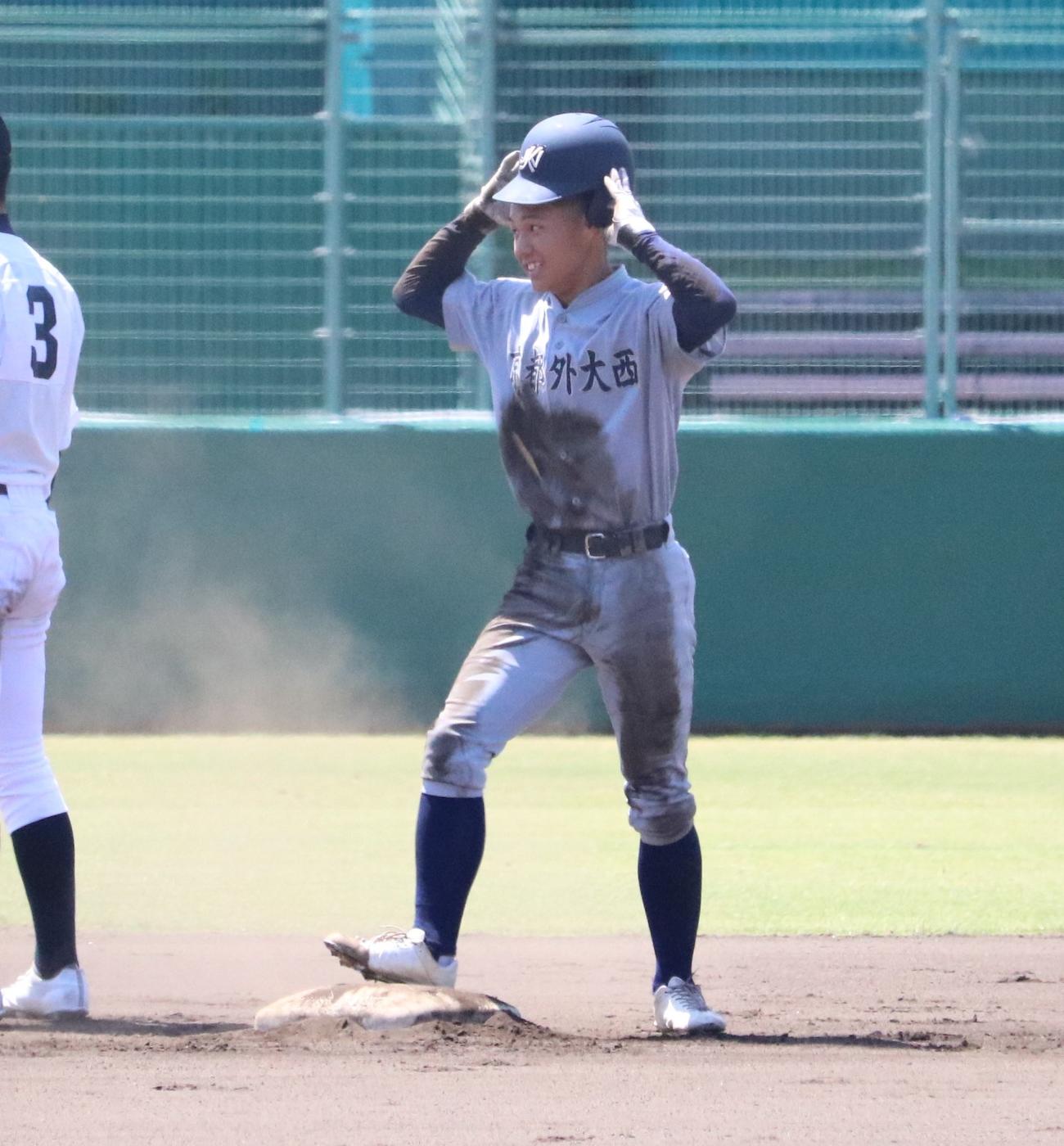 京都外大西対龍谷大平安　京都外大西の杉浦智陽外野手（2年）が勝ち越しの適時二塁打を放ち笑顔を見せる（撮影・林亮佑）