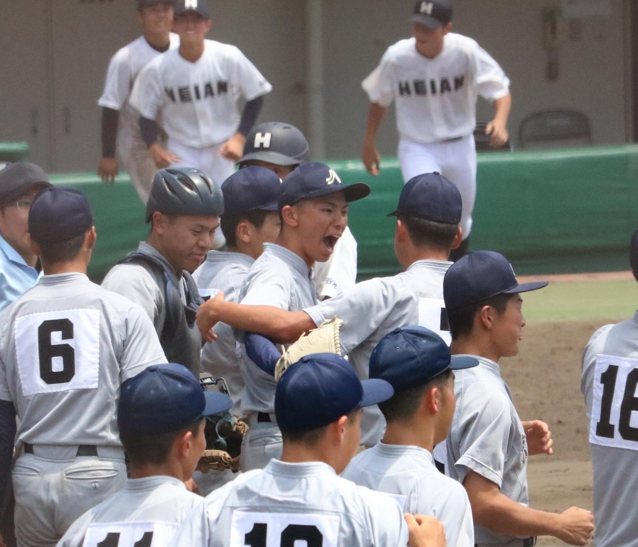 京都外大西対龍谷大平安　京都外大西先発の田中遥音投手（3年）は10回完投勝利にほえる（撮影・林亮佑）