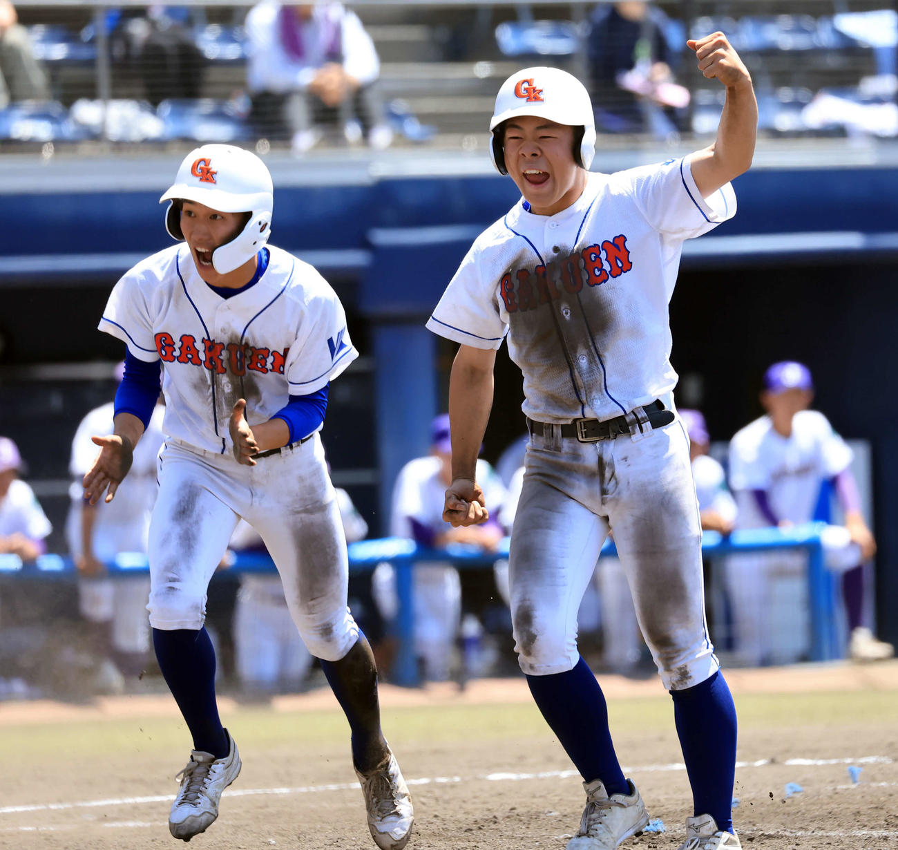 鹿島学園対樹徳　3回表鹿島学園1死満塁、諸徳寺の逆転適時打で生還した稲垣（左）と井上はガッツポーズ（撮で影・浅見桂子）