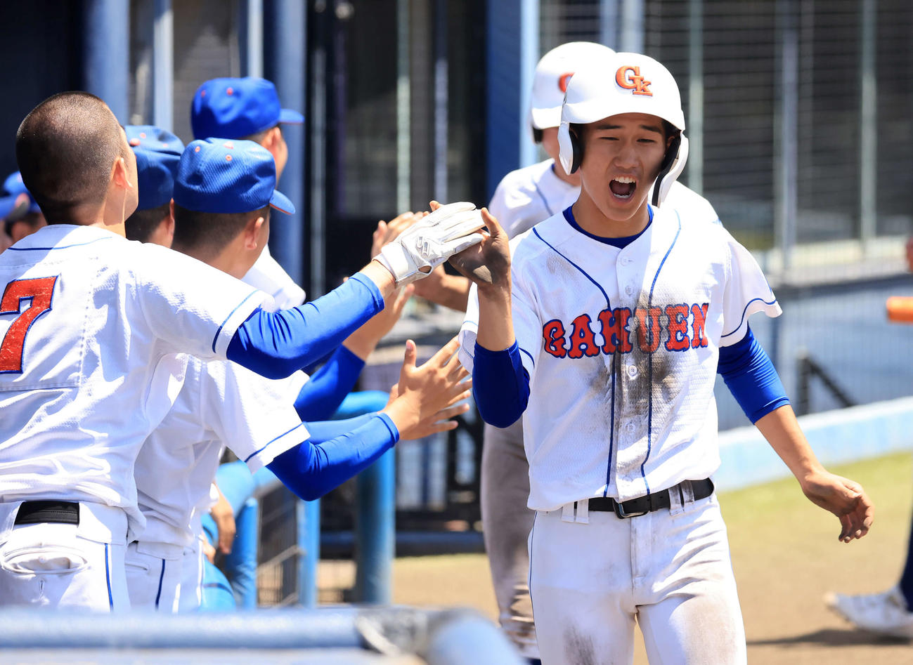 鹿島学園対樹徳　3回表鹿島学園1死満塁、諸徳寺の逆転適時打で生還した稲垣（右）らは笑顔でナインとハイタッチ（撮で影・浅見桂子）