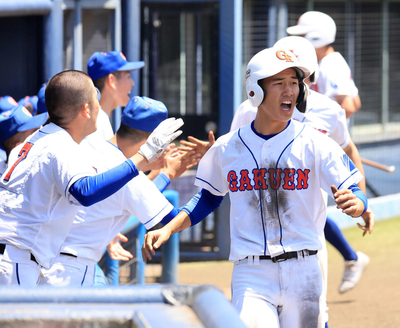 鹿島学園対樹徳　3回表鹿島学園1死満塁、諸徳寺の逆転適時打で生還した稲垣（右）らは笑顔でナインとハイタッチ（撮で影・浅見桂子）