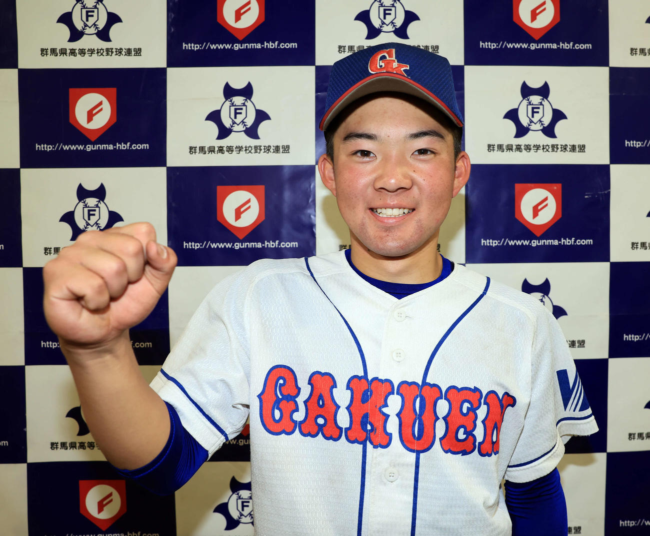 鹿島学園対樹徳　逆転打の鹿島学園・諸徳寺は笑顔でガッツポーズ（撮影・浅見桂子）