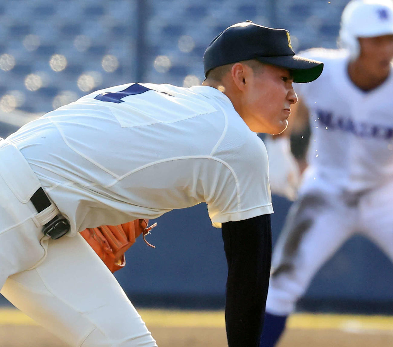 前橋商対白鴎大足利　汗を飛ばして力投する前橋商・清水（撮影・浅見桂子）