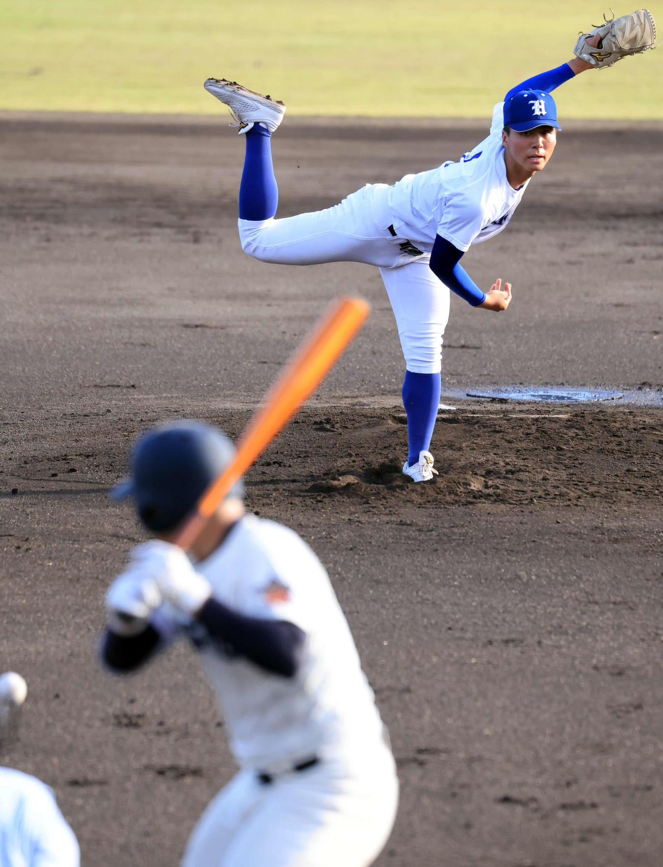 前橋商対白鴎大足利　2回表前橋商無死、米山に投げ込む昆野（撮影・浅見桂子）