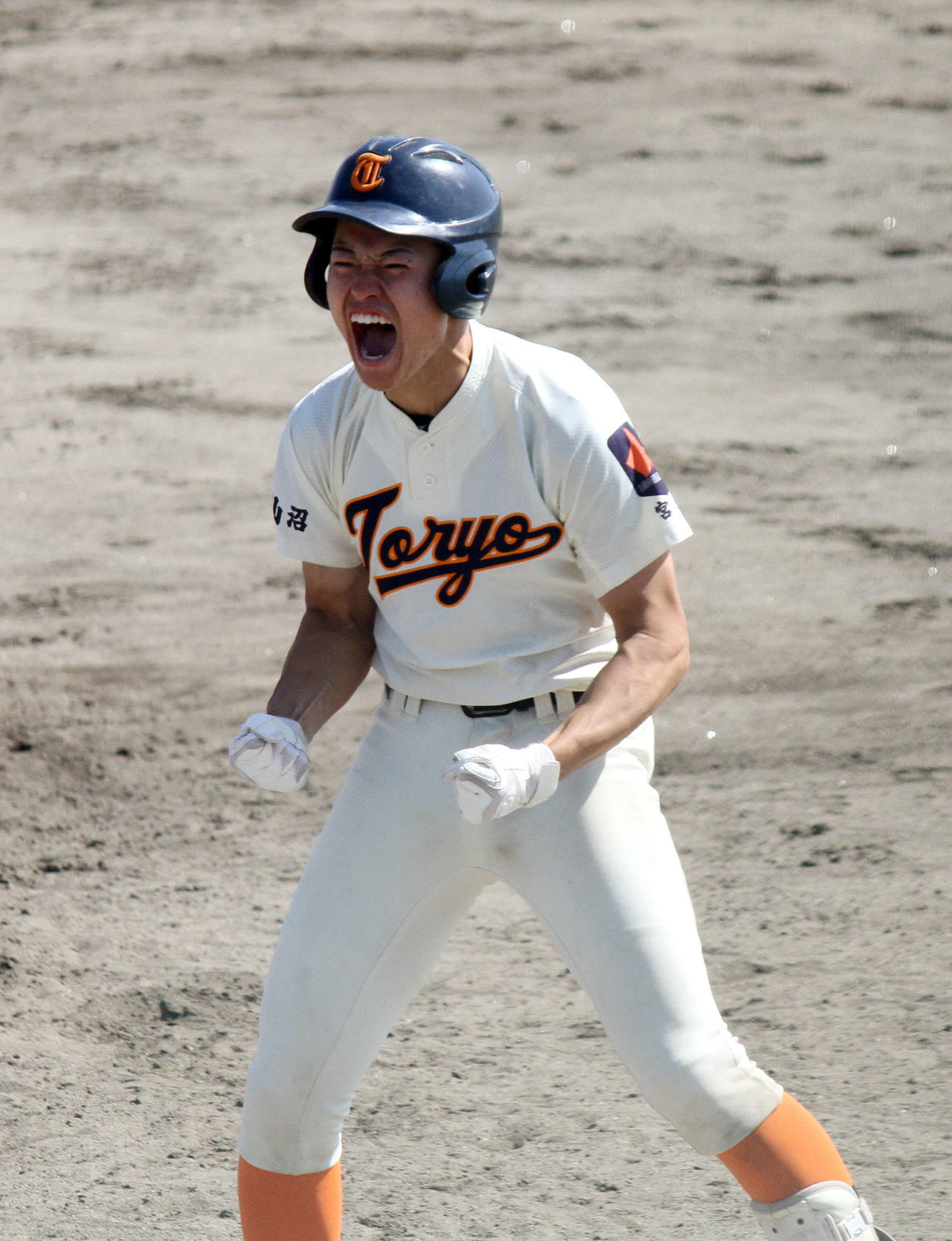 東陵対東北　11回表東陵無死一、二塁、左翼線に適時打を放ち、塁上で雄たけびをあげる沼田（撮影・木村有優）