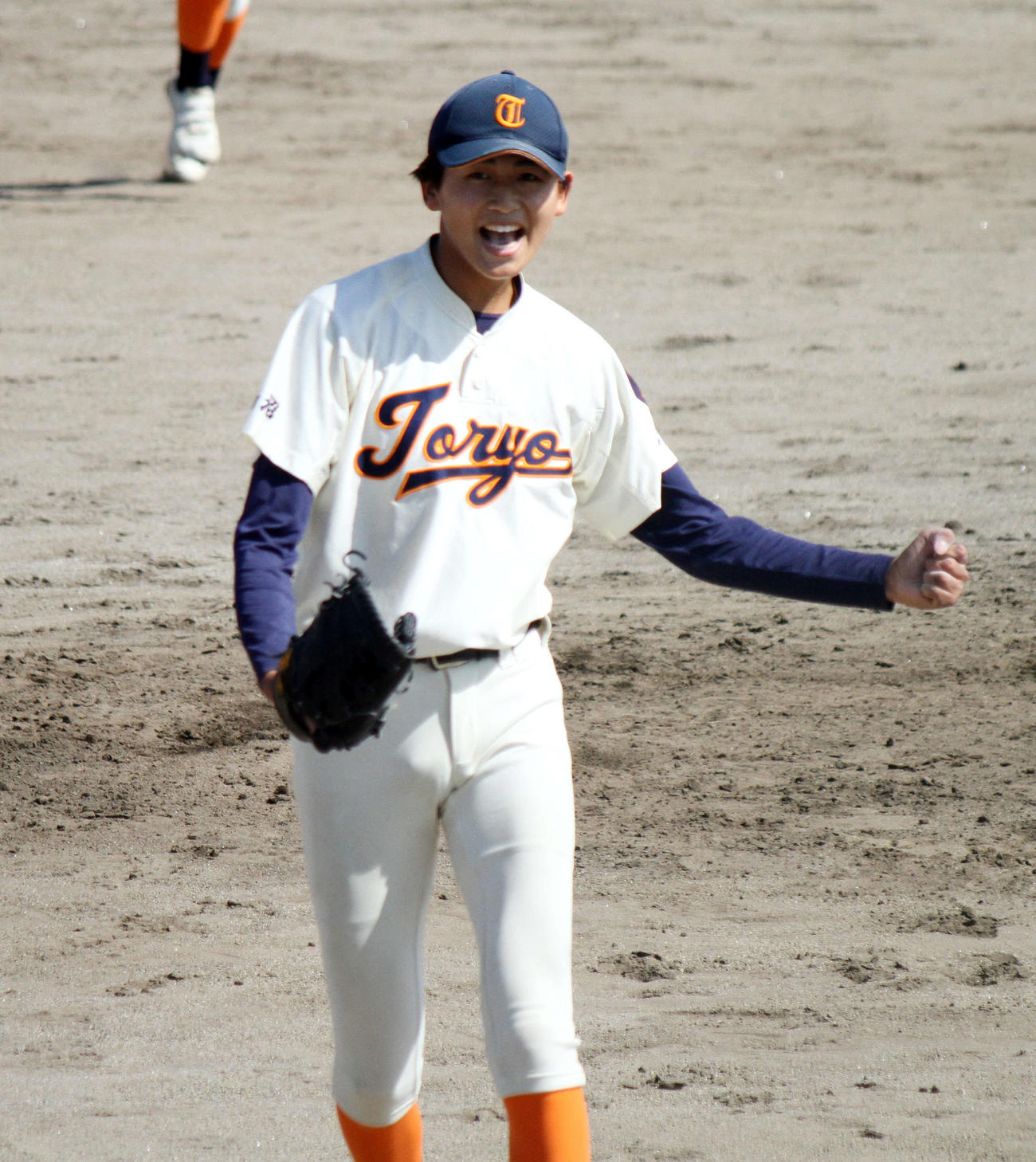 東陵対東北　9回を3者凡退に抑え、ガッツポーズする東陵・熊谷太（撮影・木村有優）