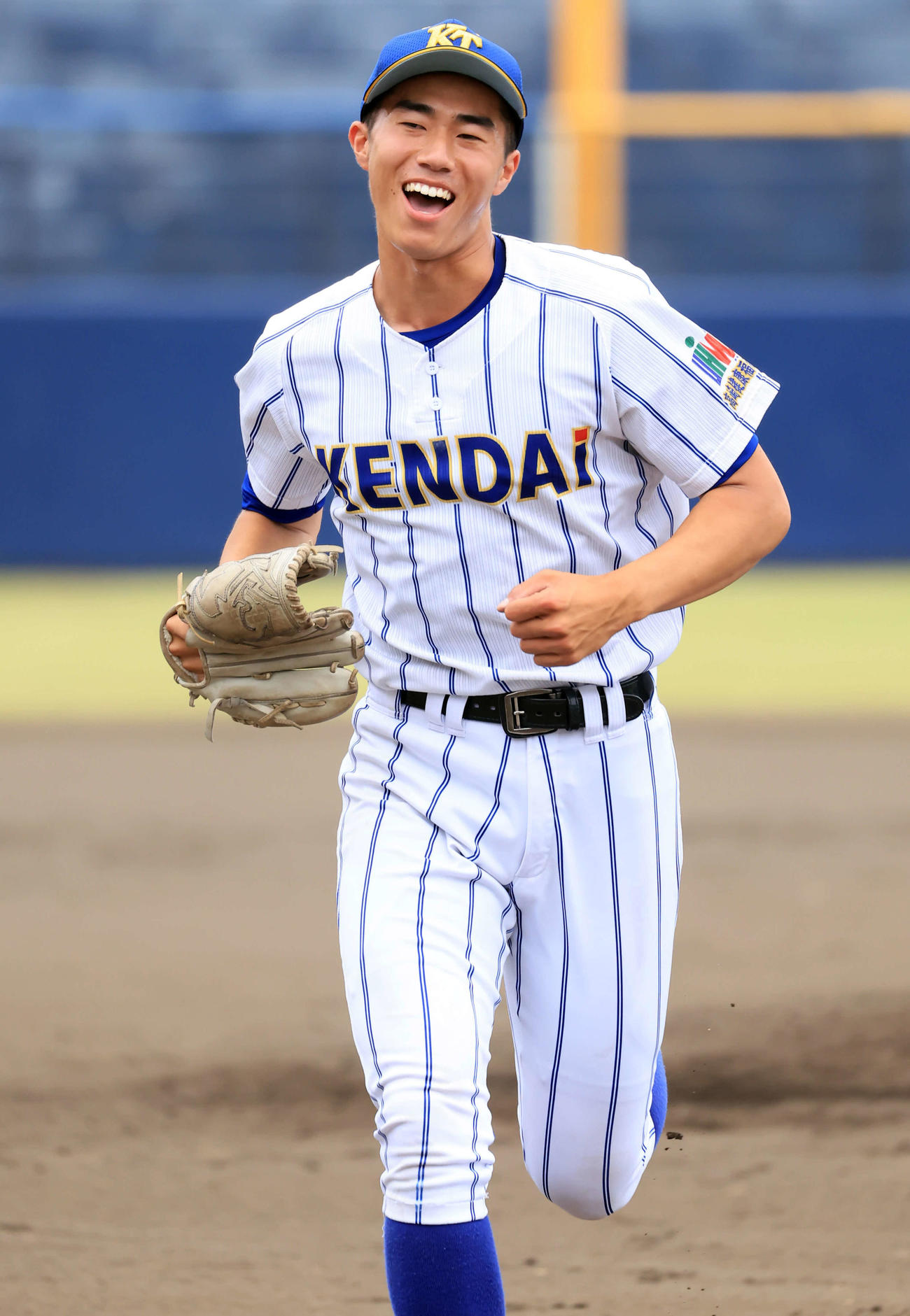 宇都宮商対健大高崎　2回表宇都宮商の攻撃を連続三振に切ってとり笑顔でベンチに戻る下重（撮影・浅見桂子）