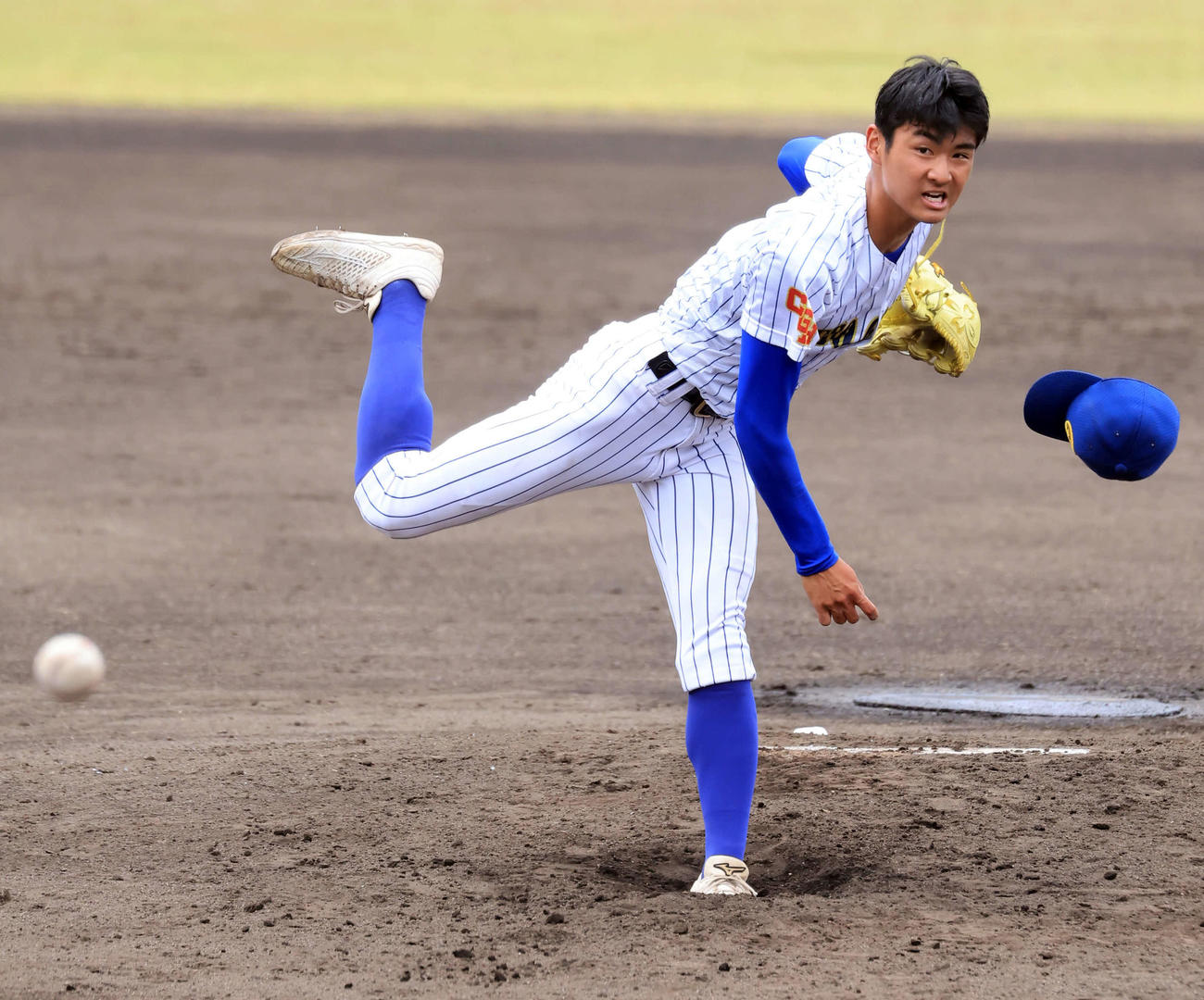 中央学院対常総学院　帽子を飛ばして力投する中央学院・颯佐（撮影・浅見桂子）