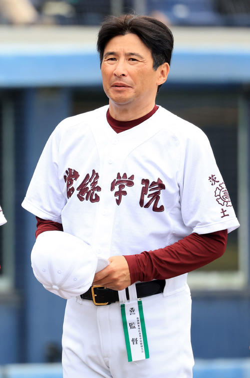 中央学院対常総学院　試合前、スタンドにあいさつに並ぶ常総学院・島田監督（撮影・浅見桂子）