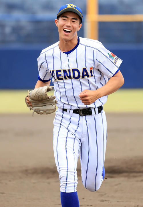 宇都宮商対健大高崎　2回表宇都宮商の攻撃を連続三振に切ってとり笑顔でベンチに戻る下重（撮影・浅見桂子）