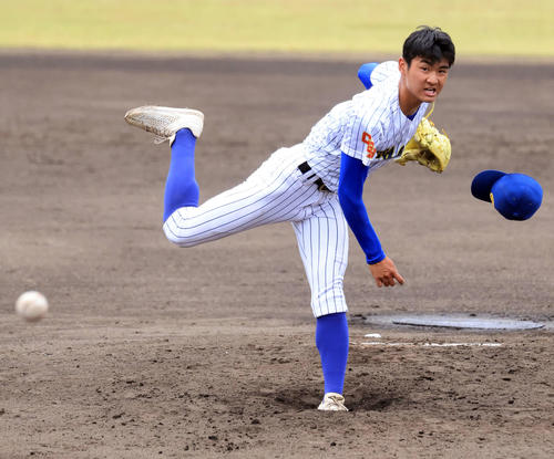 中央学院対常総学院　帽子を飛ばして力投する中央学院・颯佐（撮影・浅見桂子）