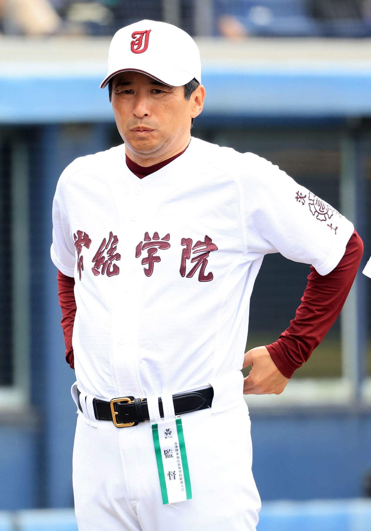 中央学院対常総学院　試合前、スタンドにあいさつに並ぶ常総学院・島田監督（撮影・浅見桂子）