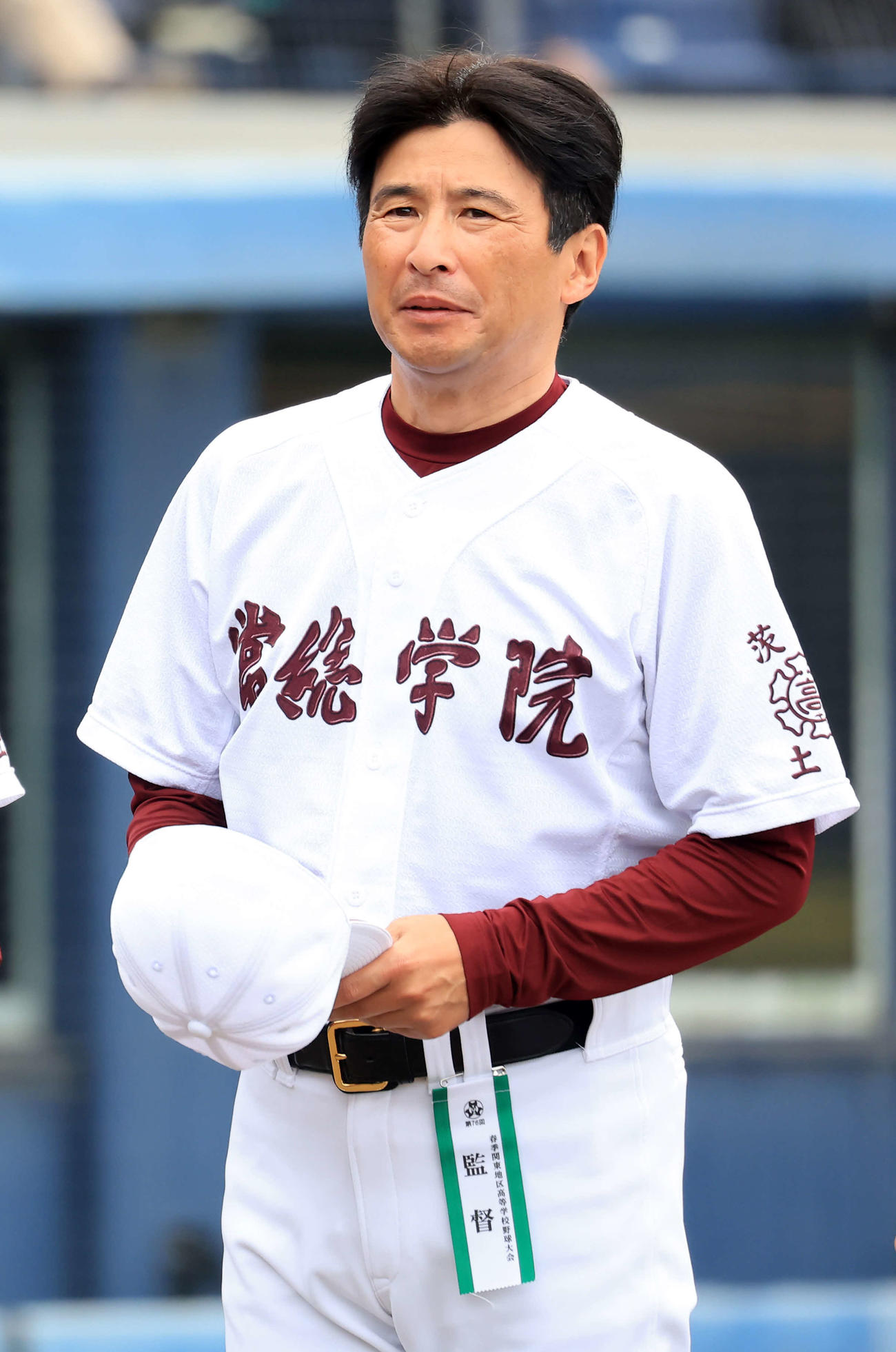 中央学院対常総学院　試合前、スタンドにあいさつに並ぶ常総学院・島田監督（撮影・浅見桂子）