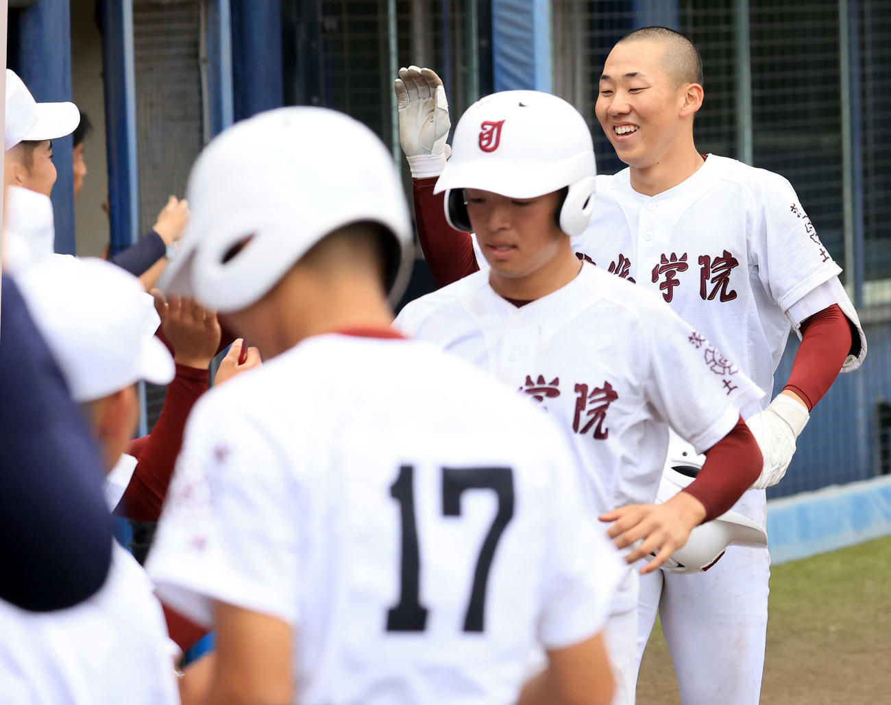 中央学院対常総学院　8回裏常総学院1死二、三塁、小林（右）は左越え3点本塁打を放ち笑顔でナインとハイタッチ（撮影・浅見桂子）